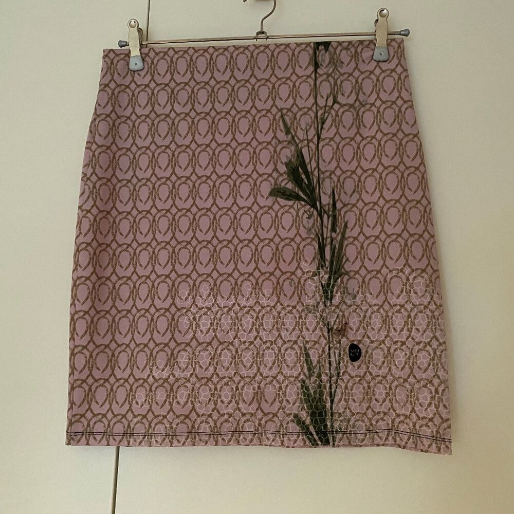 Jupe rose avec motifs fleurs avant et papillons à l'arrière